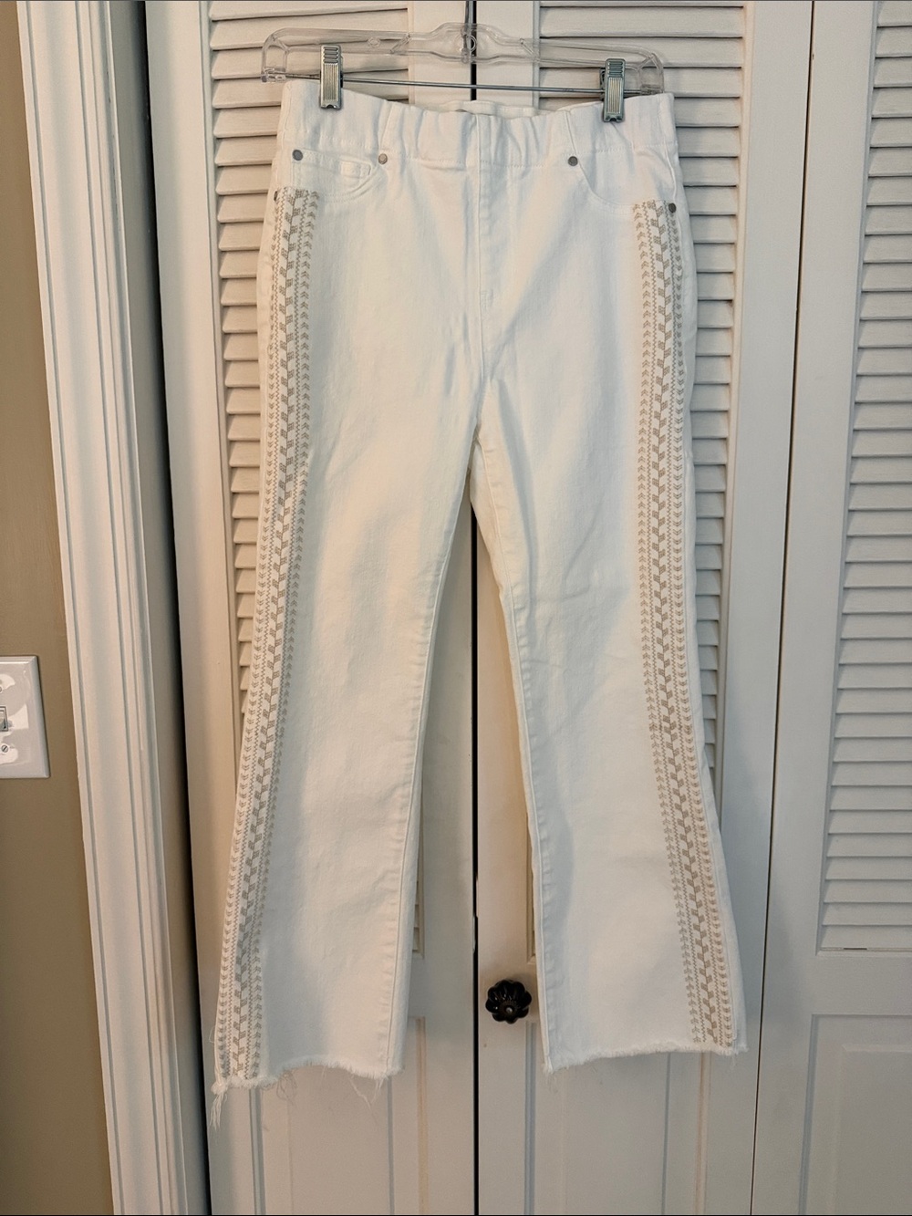 Liverpool Jeans Company White Cropped Ankle Jeans with Side Crochet Trim